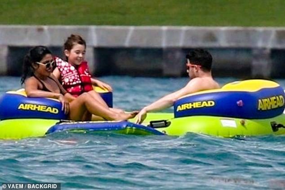 Hoa hậu thế giới diện bikini bên chồng kém 10 tuổi - 6 Hoa hậu thế giới diện bikini bên chồng kém 10 tuổi - 6