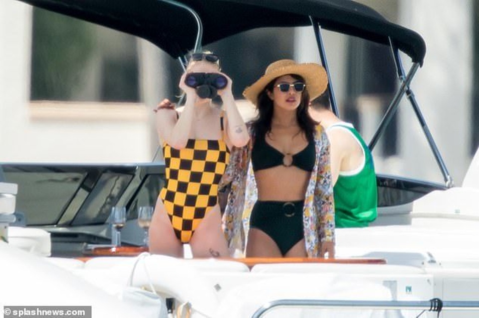 Hoa hậu thế giới diện bikini bên chồng kém 10 tuổi - 9 Hoa hậu thế giới diện bikini bên chồng kém 10 tuổi - 9