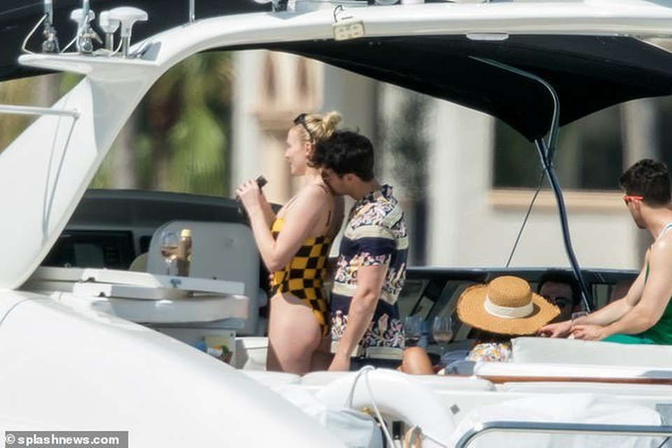 Hoa hậu thế giới diện bikini bên chồng kém 10 tuổi - 7 Hoa hậu thế giới diện bikini bên chồng kém 10 tuổi - 7