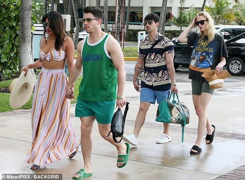 Hoa hậu thế giới diện bikini bên chồng kém 10 tuổi - 15 Hoa hậu thế giới diện bikini bên chồng kém 10 tuổi - 15