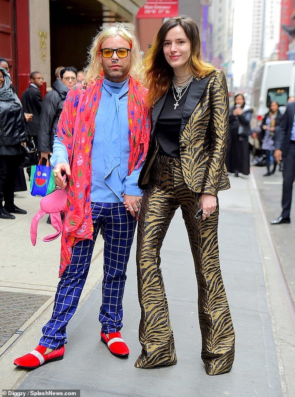 Bella Thorne khoe ngực căng đầy - 8 Bella Thorne khoe ngực căng đầy - 8