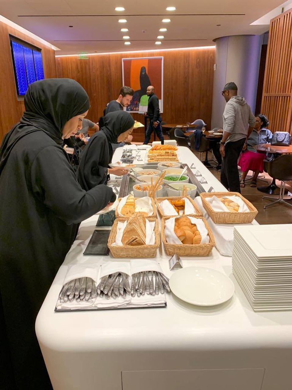 Tại phòng chờ hạng thương gia, hành khách được những bữa ăn buffet miễn phí.jpg Tại phòng chờ hạng thương gia, hành khách được những bữa ăn buffet miễn phí.jpg