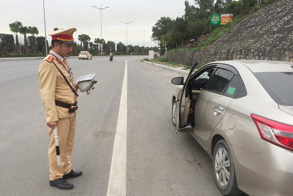 Sẽ truy tìm tổ chức đứng sau tiếp tay cho taxi “dù” - 3 Sẽ truy tìm tổ chức đứng sau tiếp tay cho taxi “dù” - 3