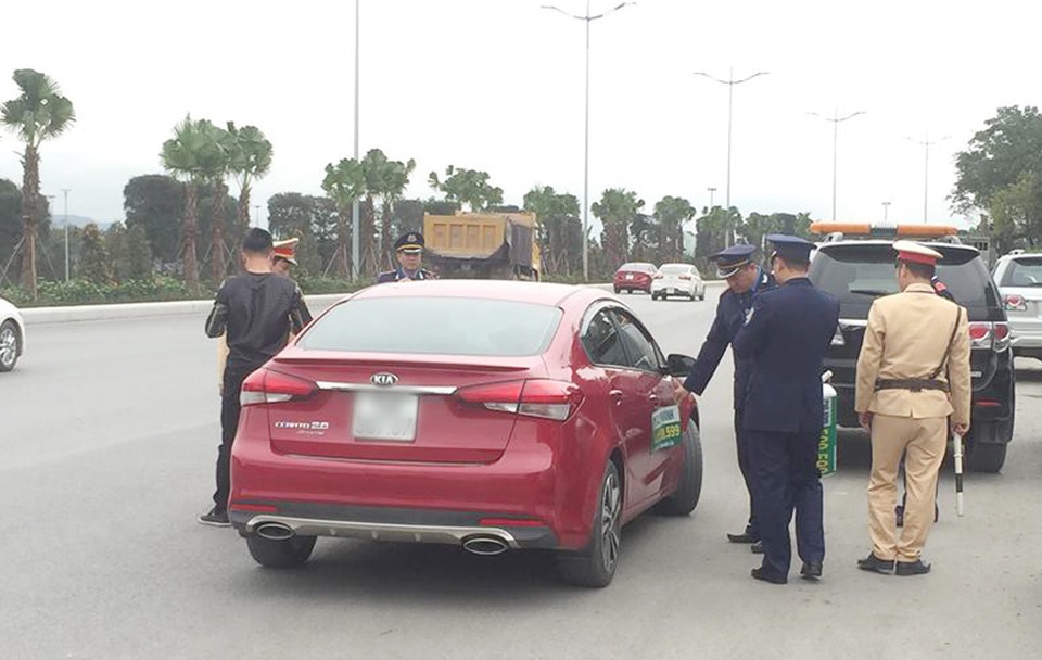 Sẽ truy tìm tổ chức đứng sau tiếp tay cho taxi “dù” - 4 Sẽ truy tìm tổ chức đứng sau tiếp tay cho taxi “dù” - 4