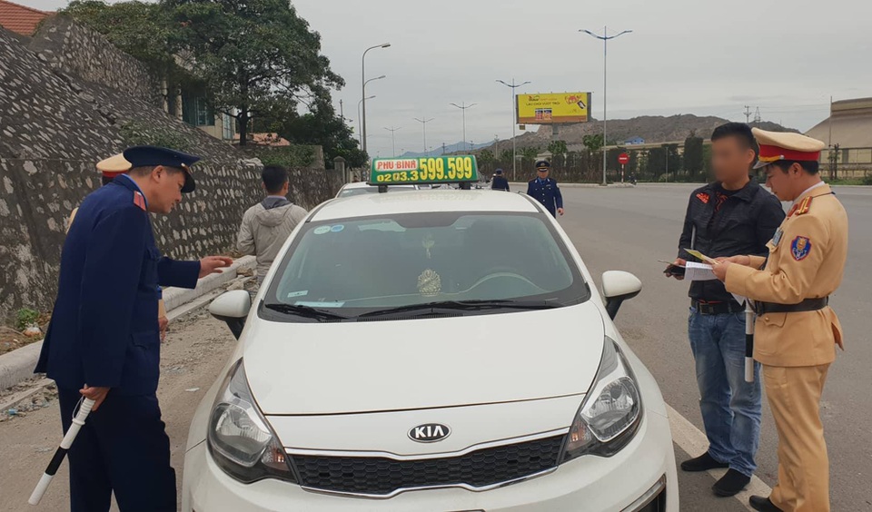 Sẽ truy tìm tổ chức đứng sau tiếp tay cho taxi “dù” - 1 Sẽ truy tìm tổ chức đứng sau tiếp tay cho taxi “dù” - 1