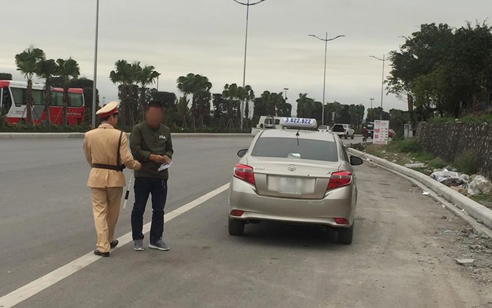 Sẽ truy tìm tổ chức đứng sau tiếp tay cho taxi “dù” - 2 Sẽ truy tìm tổ chức đứng sau tiếp tay cho taxi “dù” - 2