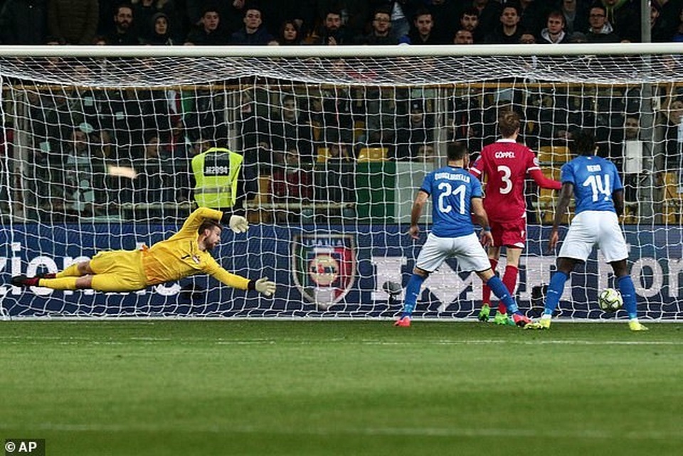 Tiền đạo 36 tuổi Quagliarella tỏa sáng giúp Italia đại thắng “6 sao” - 4