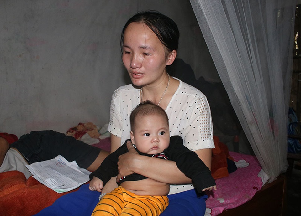 Vợ bệnh não ôm 3 con thơ bất lực nhìn chồng sắp mù - 4 Vợ bệnh não ôm 3 con thơ bất lực nhìn chồng sắp mù - 4