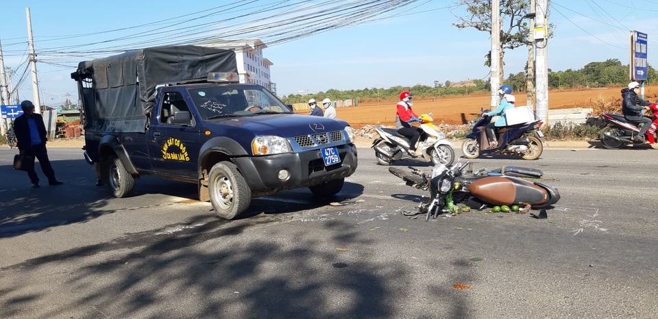 Một phụ nữ nguy kịch sau khi va chạm với ô tô cảnh sát cơ động - 1 Một phụ nữ nguy kịch sau khi va chạm với ô tô cảnh sát cơ động - 1