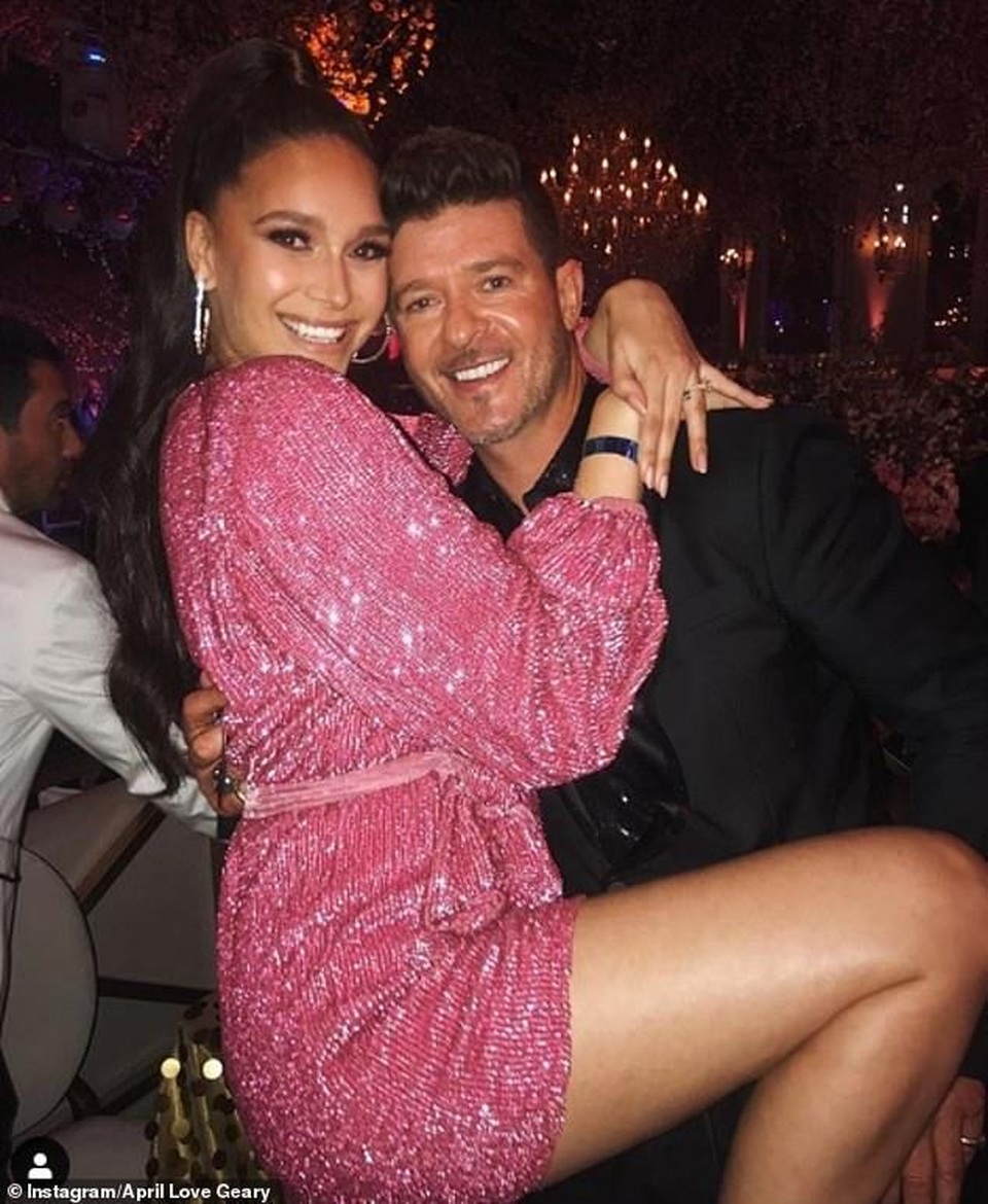 Khloe Kardashian lộ ngực khủng, chân dài - 8 Khloe Kardashian lộ ngực khủng, chân dài - 8