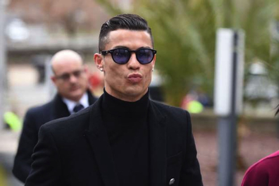 C.Ronaldo bị chỉ trích khi thoát cáo buộc hiếp dâm nhờ… đẹp trai, nổi tiếng - 2 C.Ronaldo bị chỉ trích khi thoát cáo buộc hiếp dâm nhờ… đẹp trai, nổi tiếng - 2