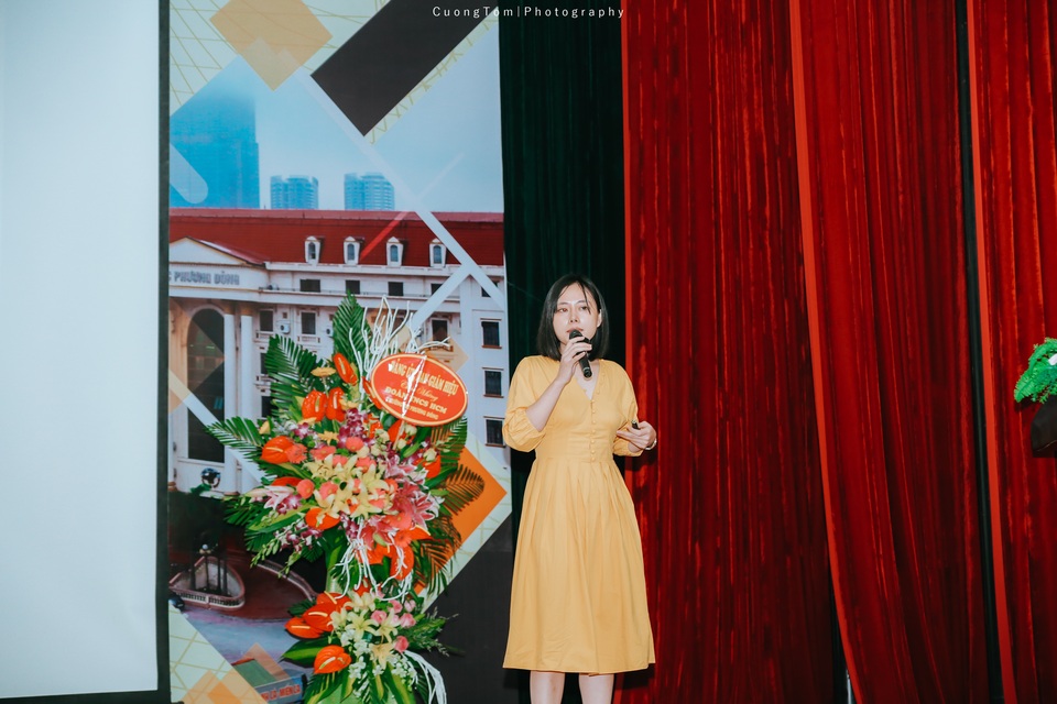 Đoàn Thị Ngọc sử dụng ngoại ngữ Tiếng Anh trôi chảy, thuyết phục toàn trường với đề tài NCKH “Những khó khăn khi học kỹ năng nghe của sinh viên năm nhất ngành ngôn ngữ Tiếng Anh” Đoàn Thị Ngọc sử dụng ngoại ngữ Tiếng Anh trôi chảy, thuyết phục toàn trường với đề tài NCKH “Những khó khăn khi học kỹ năng nghe của sinh viên năm nhất ngành ngôn ngữ Tiếng Anh”