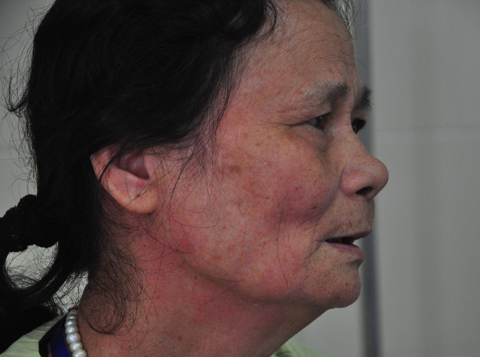 Xót xa cảnh bà ôm cháu bị ung thư vòm họng đi chữa bệnh để trốn đòn roi của ông - 6 Xót xa cảnh bà ôm cháu bị ung thư vòm họng đi chữa bệnh để trốn đòn roi của ông - 6