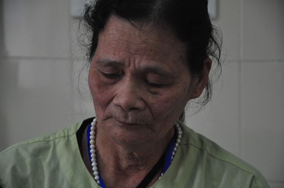 Xót xa cảnh bà ôm cháu bị ung thư vòm họng đi chữa bệnh để trốn đòn roi của ông - 4 Xót xa cảnh bà ôm cháu bị ung thư vòm họng đi chữa bệnh để trốn đòn roi của ông - 4