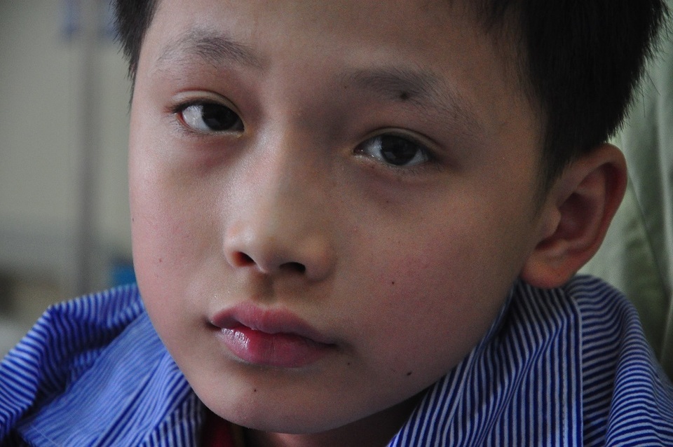 Xót xa cảnh bà ôm cháu bị ung thư vòm họng đi chữa bệnh để trốn đòn roi của ông - 1 Xót xa cảnh bà ôm cháu bị ung thư vòm họng đi chữa bệnh để trốn đòn roi của ông - 1