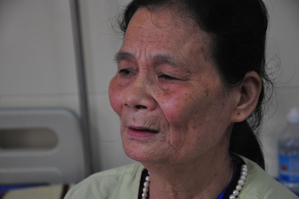 Xót xa cảnh bà ôm cháu bị ung thư vòm họng đi chữa bệnh để trốn đòn roi của ông - 2 Xót xa cảnh bà ôm cháu bị ung thư vòm họng đi chữa bệnh để trốn đòn roi của ông - 2