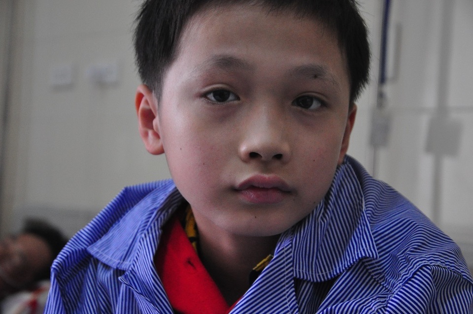 Xót xa cảnh bà ôm cháu bị ung thư vòm họng đi chữa bệnh để trốn đòn roi của ông - 5 Xót xa cảnh bà ôm cháu bị ung thư vòm họng đi chữa bệnh để trốn đòn roi của ông - 5