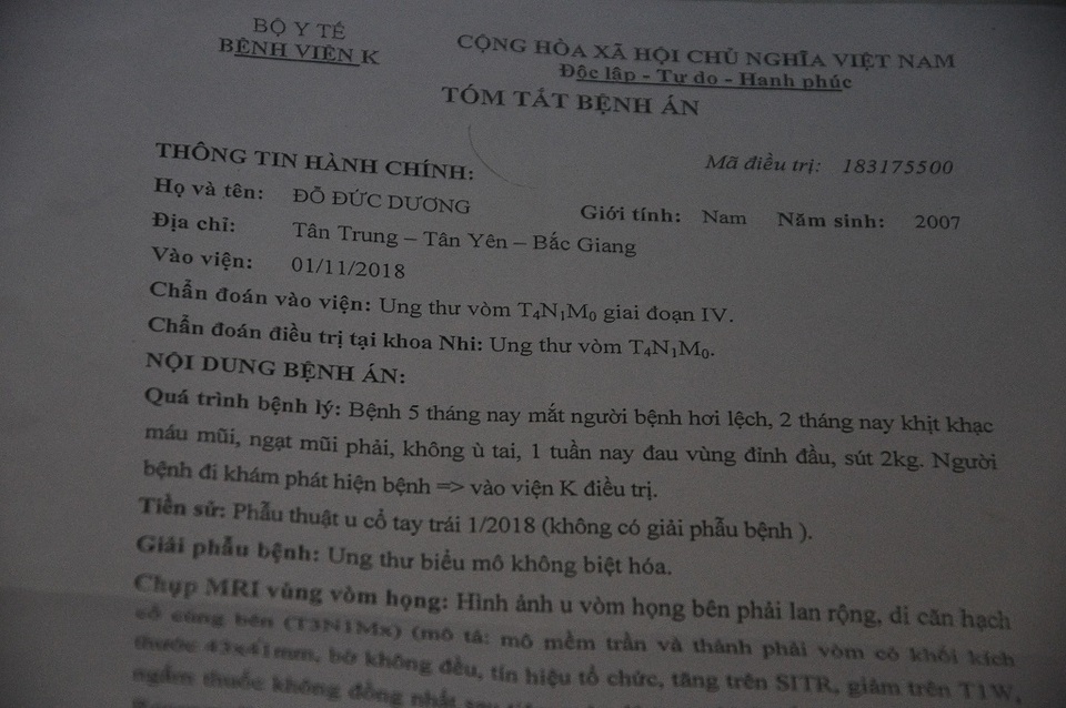 Xót xa cảnh bà ôm cháu bị ung thư vòm họng đi chữa bệnh để trốn đòn roi của ông - 7 Xót xa cảnh bà ôm cháu bị ung thư vòm họng đi chữa bệnh để trốn đòn roi của ông - 7