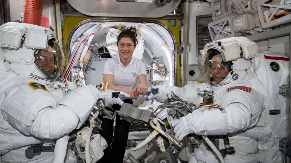 NASA hủy bỏ kế hoạch để 2 phi hành gia nữ “đi bộ” ngoài không gian vì… thiếu đồ - 1 NASA hủy bỏ kế hoạch để 2 phi hành gia nữ “đi bộ” ngoài không gian vì… thiếu đồ - 1