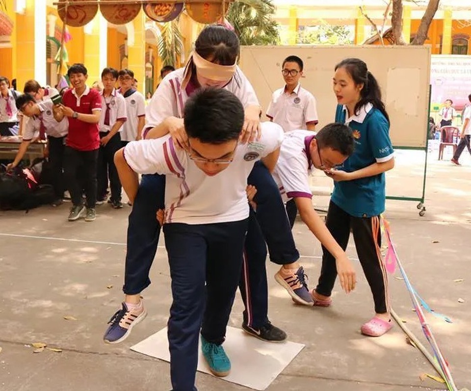 Học trò “bay” khắp thế giới ngay... tại sân trường - 7 Học trò “bay” khắp thế giới ngay... tại sân trường - 7