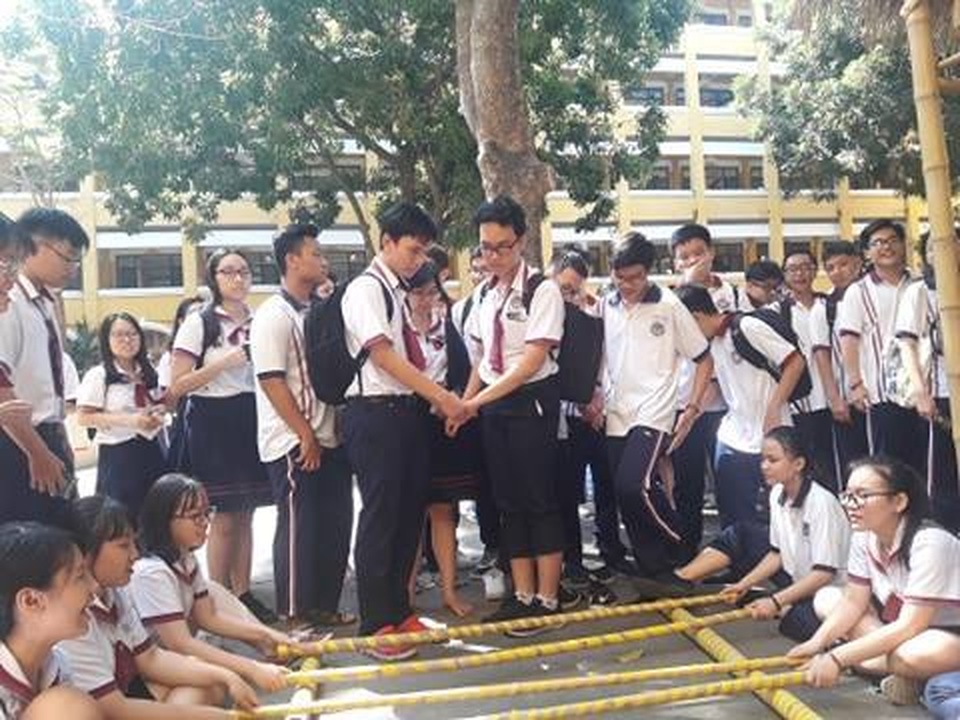 Học trò “bay” khắp thế giới ngay... tại sân trường - 5 Học trò “bay” khắp thế giới ngay... tại sân trường - 5