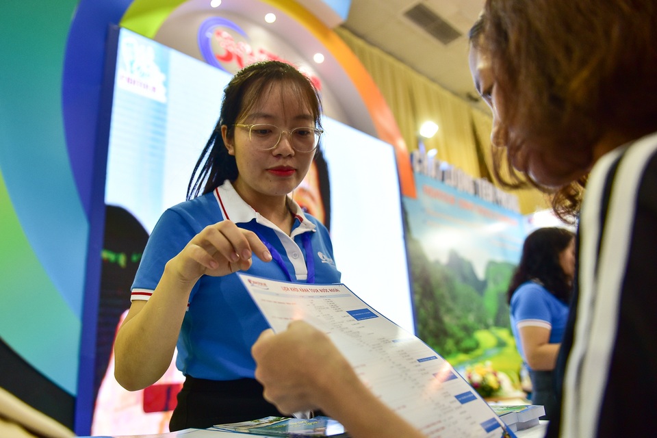 Hàng nghìn người chen nhau mua tour du lịch giá rẻ tại Hà Nội - 5 Hàng nghìn người chen nhau mua tour du lịch giá rẻ tại Hà Nội - 5