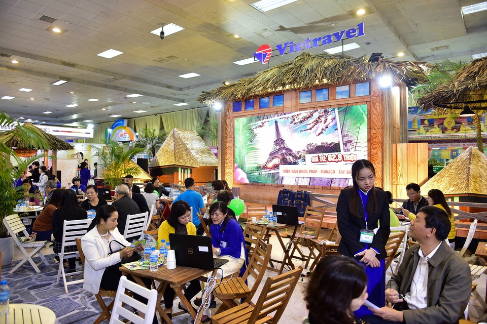 Hàng nghìn người chen nhau mua tour du lịch giá rẻ tại Hà Nội - 10 Hàng nghìn người chen nhau mua tour du lịch giá rẻ tại Hà Nội - 10