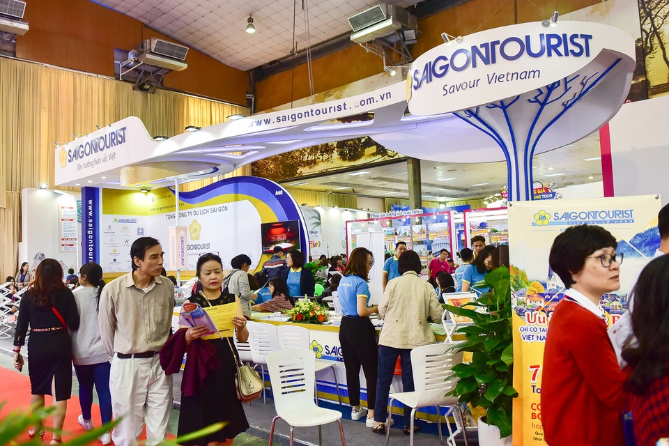 Hàng nghìn người chen nhau mua tour du lịch giá rẻ tại Hà Nội - 15 Hàng nghìn người chen nhau mua tour du lịch giá rẻ tại Hà Nội - 15