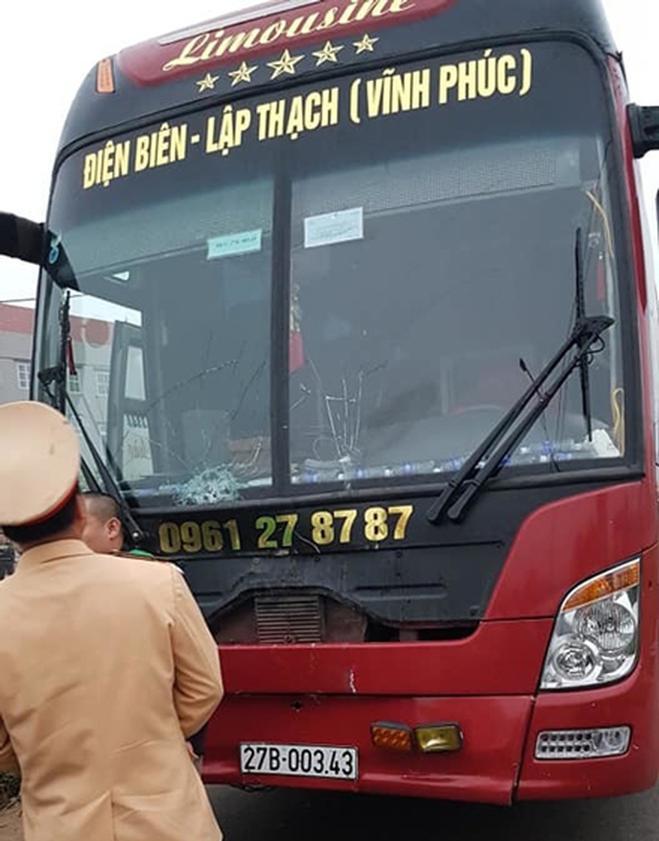 Xe khách chạy với vận tốc bao nhiêu khi tông đoàn người đưa tang? - 3 Xe khách chạy với vận tốc bao nhiêu khi tông đoàn người đưa tang? - 3