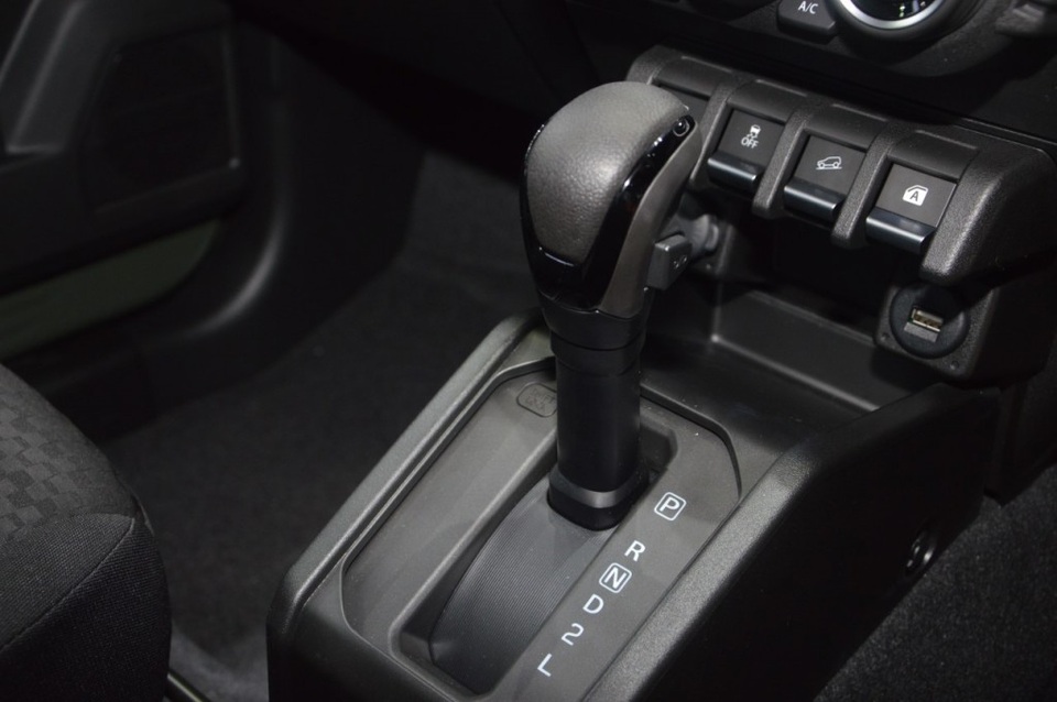 Suzuki Jimny ra mắt tại Thái Lan, giá cao ngất ngưởng - 12 Suzuki Jimny ra mắt tại Thái Lan, giá cao ngất ngưởng - 12