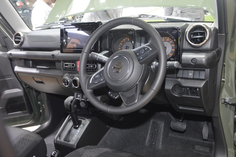 Suzuki Jimny ra mắt tại Thái Lan, giá cao ngất ngưởng - 10 Suzuki Jimny ra mắt tại Thái Lan, giá cao ngất ngưởng - 10