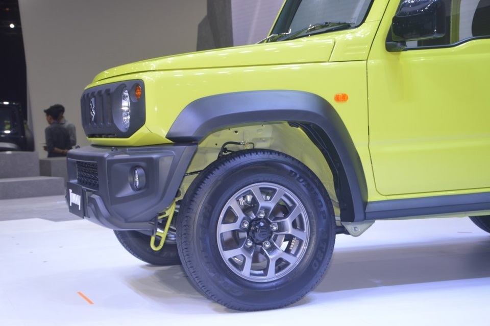 Suzuki Jimny ra mắt tại Thái Lan, giá cao ngất ngưởng - 4 Suzuki Jimny ra mắt tại Thái Lan, giá cao ngất ngưởng - 4