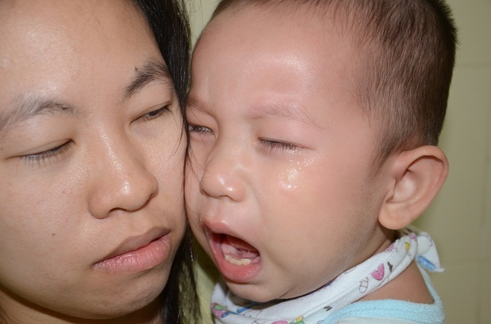 Tiếng khóc xé lòng của bé trai 16 tháng tuổi mắc ung thư võng mạc - 7 Tiếng khóc xé lòng của bé trai 16 tháng tuổi mắc ung thư võng mạc - 7