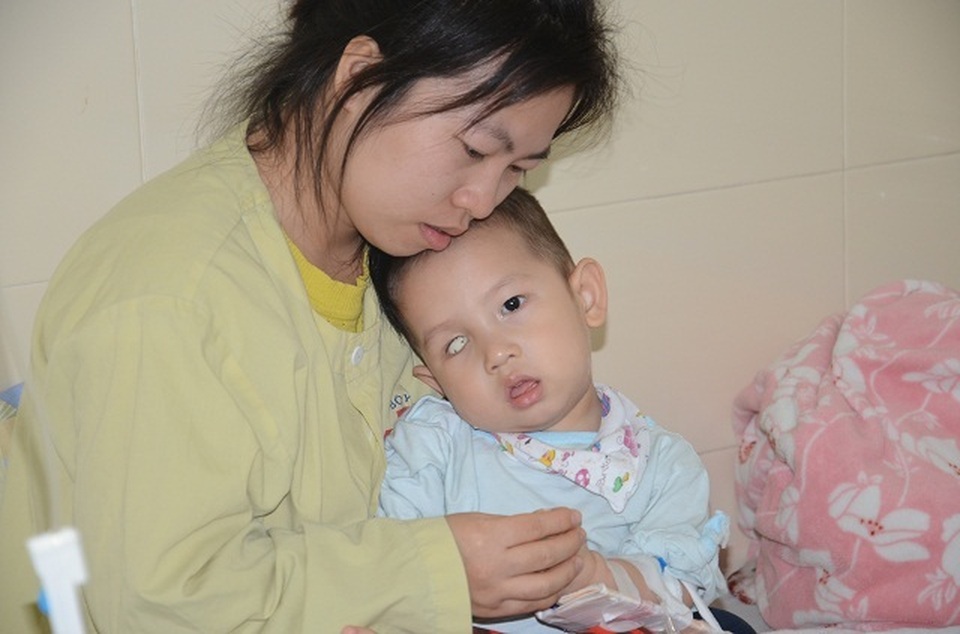 Tiếng khóc xé lòng của bé trai 16 tháng tuổi mắc ung thư võng mạc - 8 Tiếng khóc xé lòng của bé trai 16 tháng tuổi mắc ung thư võng mạc - 8