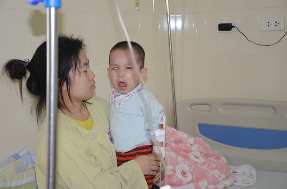Tiếng khóc xé lòng của bé trai 16 tháng tuổi mắc ung thư võng mạc - 9 Tiếng khóc xé lòng của bé trai 16 tháng tuổi mắc ung thư võng mạc - 9
