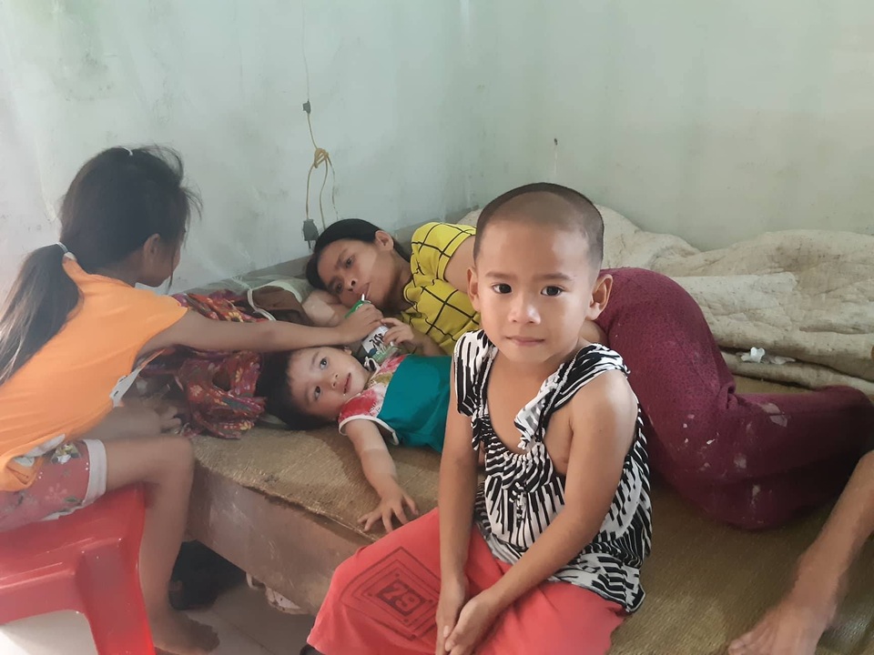 Bố mẹ ốm đau bệnh tật, 3 con thơ nheo nhóc đói khát - 5 Bố mẹ ốm đau bệnh tật, 3 con thơ nheo nhóc đói khát - 5