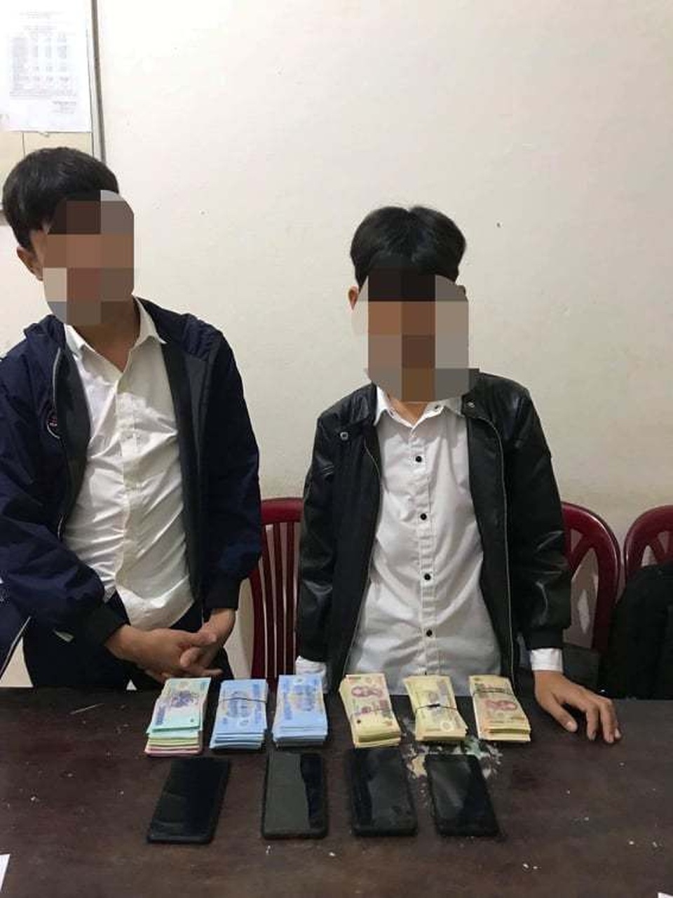 3 thanh niên trộm hòm công đức tại Ngã ba Đồng Lộc bưng lên núi - 2