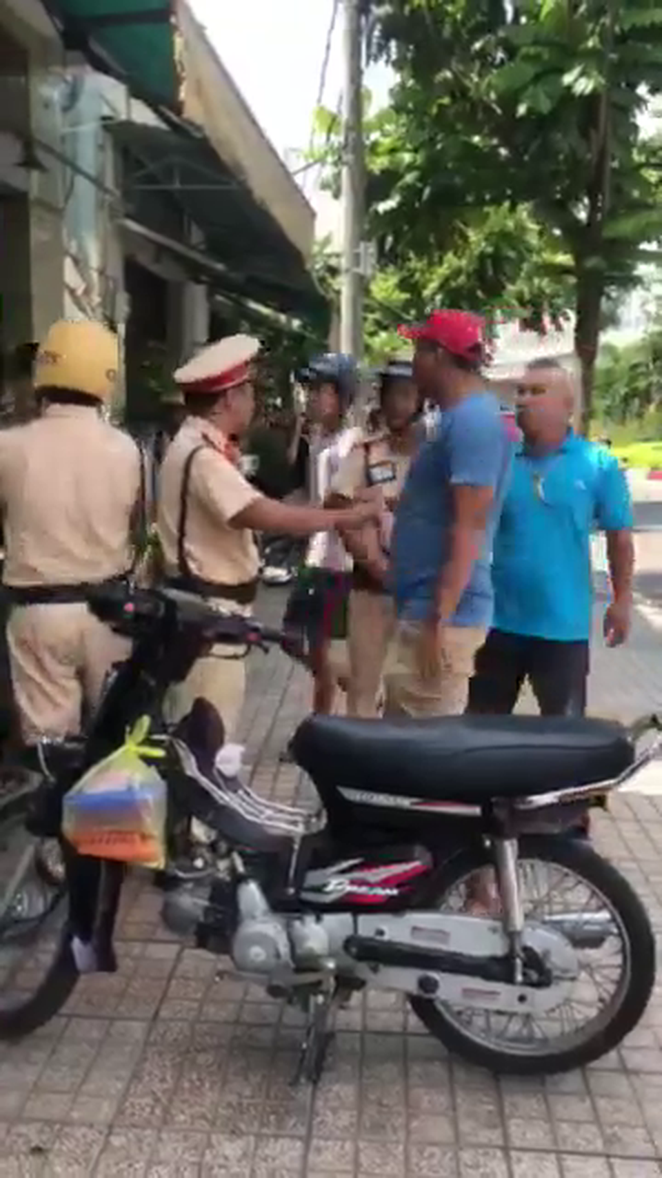 Nhóm người tranh cãi, chửi bới CSGT Nhóm người tranh cãi, chửi bới CSGT