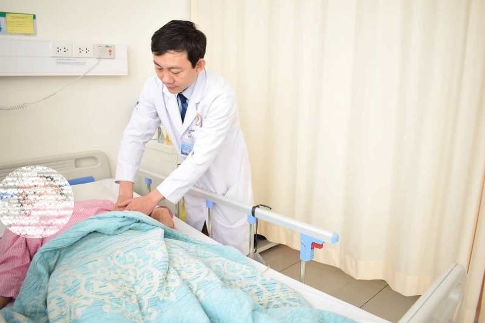 Bệnh nhân L. được các bác sĩ chăm sóc sau ca phẫu thuật Bệnh nhân L. được các bác sĩ chăm sóc sau ca phẫu thuật