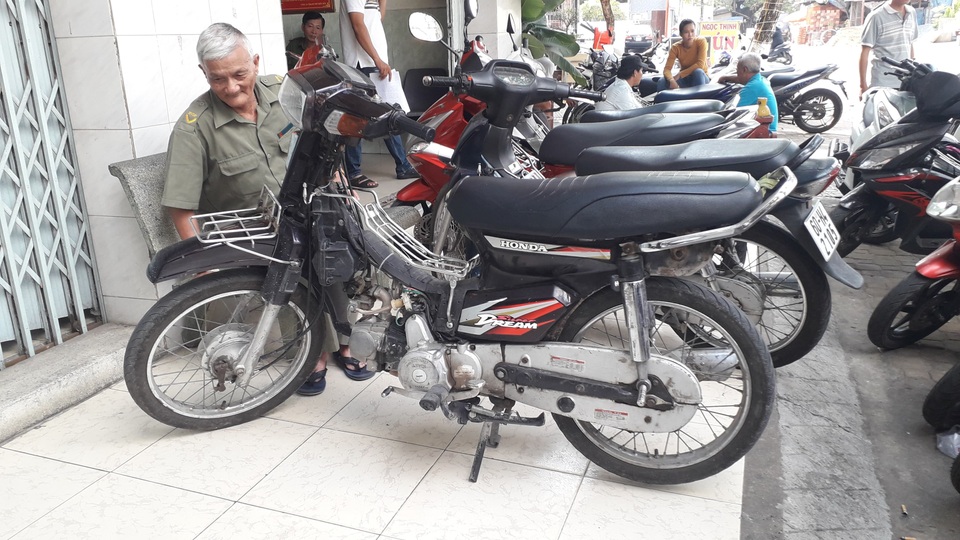 Chiếc xe máy không gương chiếu hậu, không biển kiểm soát bị tạm giữ. Chiếc xe máy không gương chiếu hậu, không biển kiểm soát bị tạm giữ.