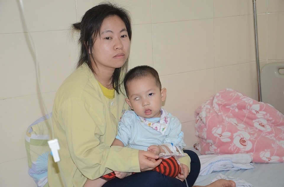 Tiếng khóc xé lòng của bé trai 16 tháng tuổi mắc ung thư võng mạc - 12 Tiếng khóc xé lòng của bé trai 16 tháng tuổi mắc ung thư võng mạc - 12