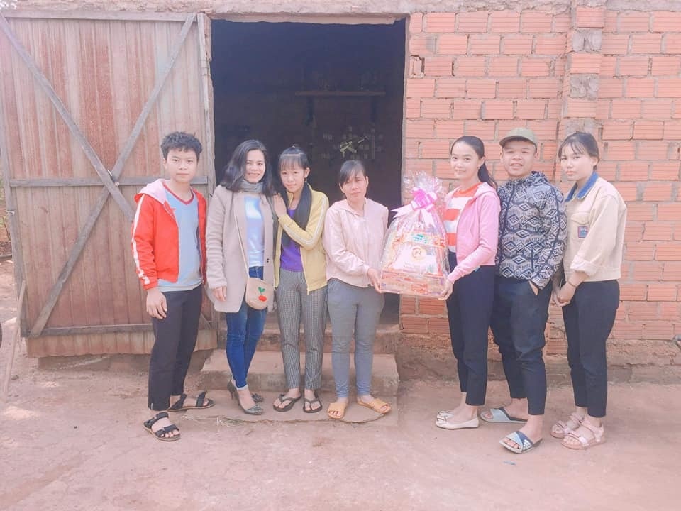 Thầy cô góp gạo giúp cho học sinh nghèo đến trường - 1 Thầy cô góp gạo giúp cho học sinh nghèo đến trường - 1