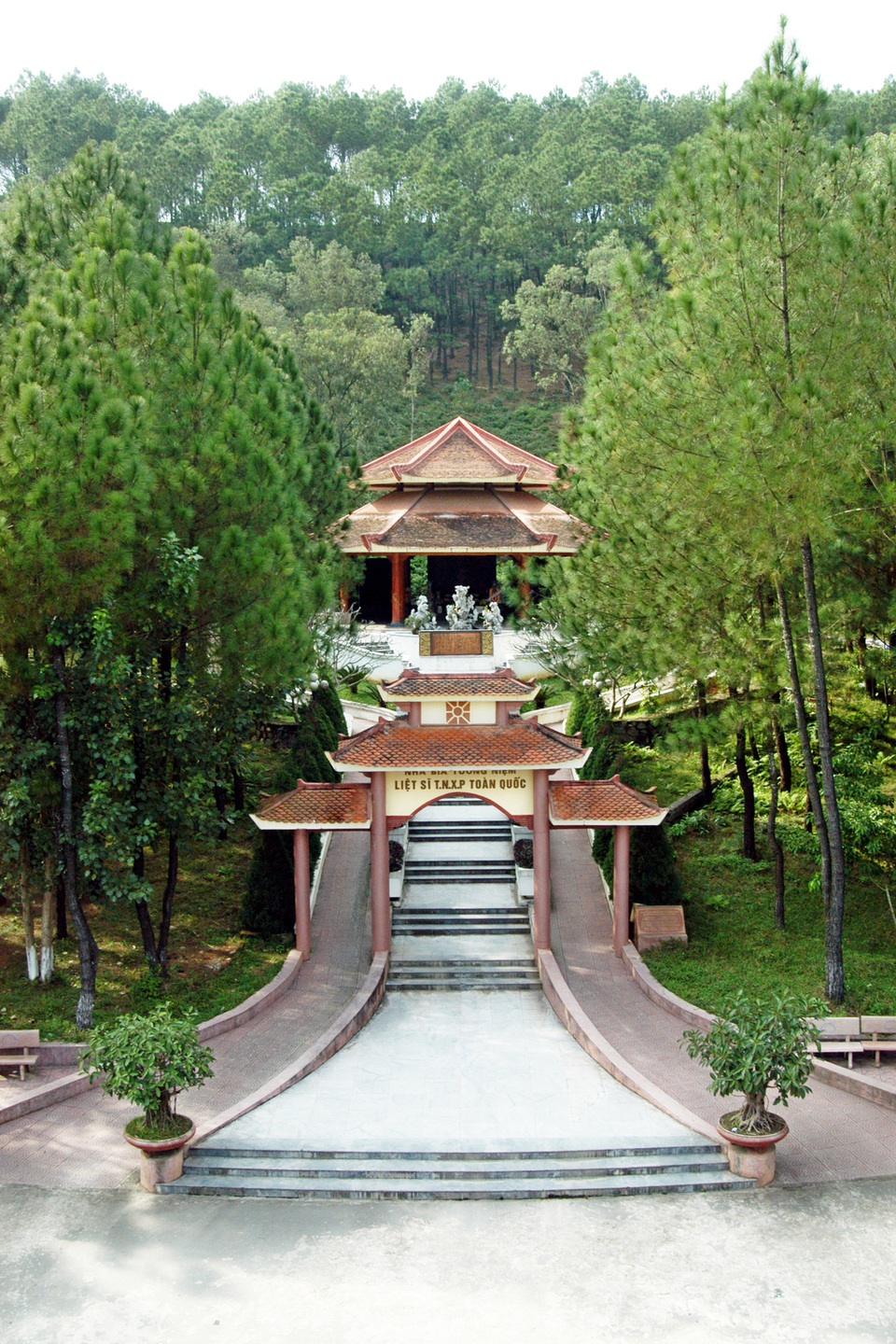 3 thanh niên trộm hòm công đức tại Ngã ba Đồng Lộc bưng lên núi - 1