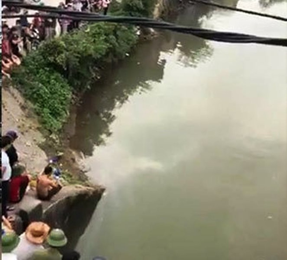 Phát hiện xe máy gần sông, thợ lặn mò tìm thấy thi thể dưới sông - 2