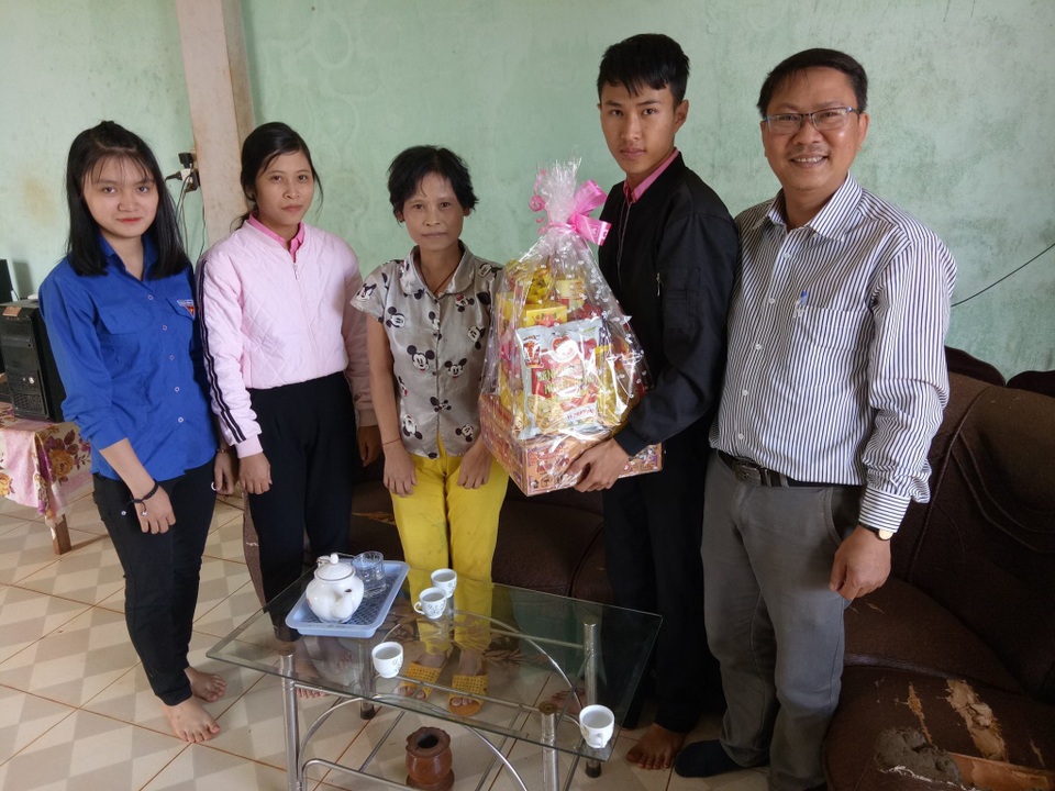 Thầy cô góp gạo giúp cho học sinh nghèo đến trường - 2 Thầy cô góp gạo giúp cho học sinh nghèo đến trường - 2