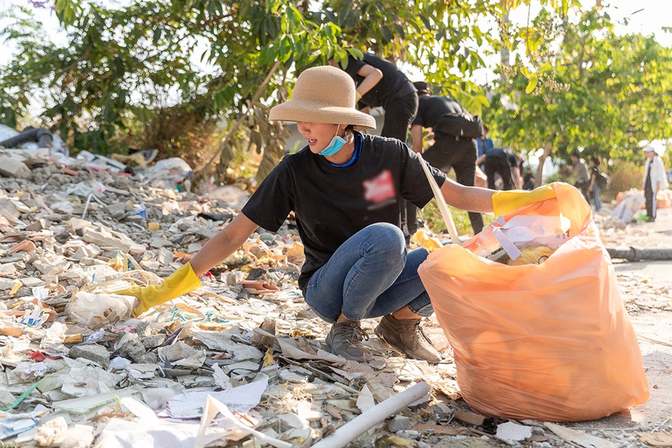 Top 3 Hoa hậu Hoàn Vũ hào hứng tham gia thử thách dọn rác - 4 Top 3 Hoa hậu Hoàn Vũ hào hứng tham gia thử thách dọn rác - 4