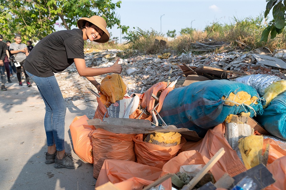 Top 3 Hoa hậu Hoàn Vũ hào hứng tham gia thử thách dọn rác - 13 Top 3 Hoa hậu Hoàn Vũ hào hứng tham gia thử thách dọn rác - 13