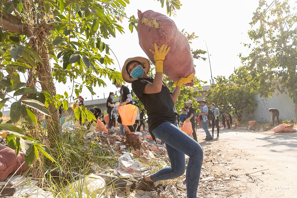 Top 3 Hoa hậu Hoàn Vũ hào hứng tham gia thử thách dọn rác - 5 Top 3 Hoa hậu Hoàn Vũ hào hứng tham gia thử thách dọn rác - 5