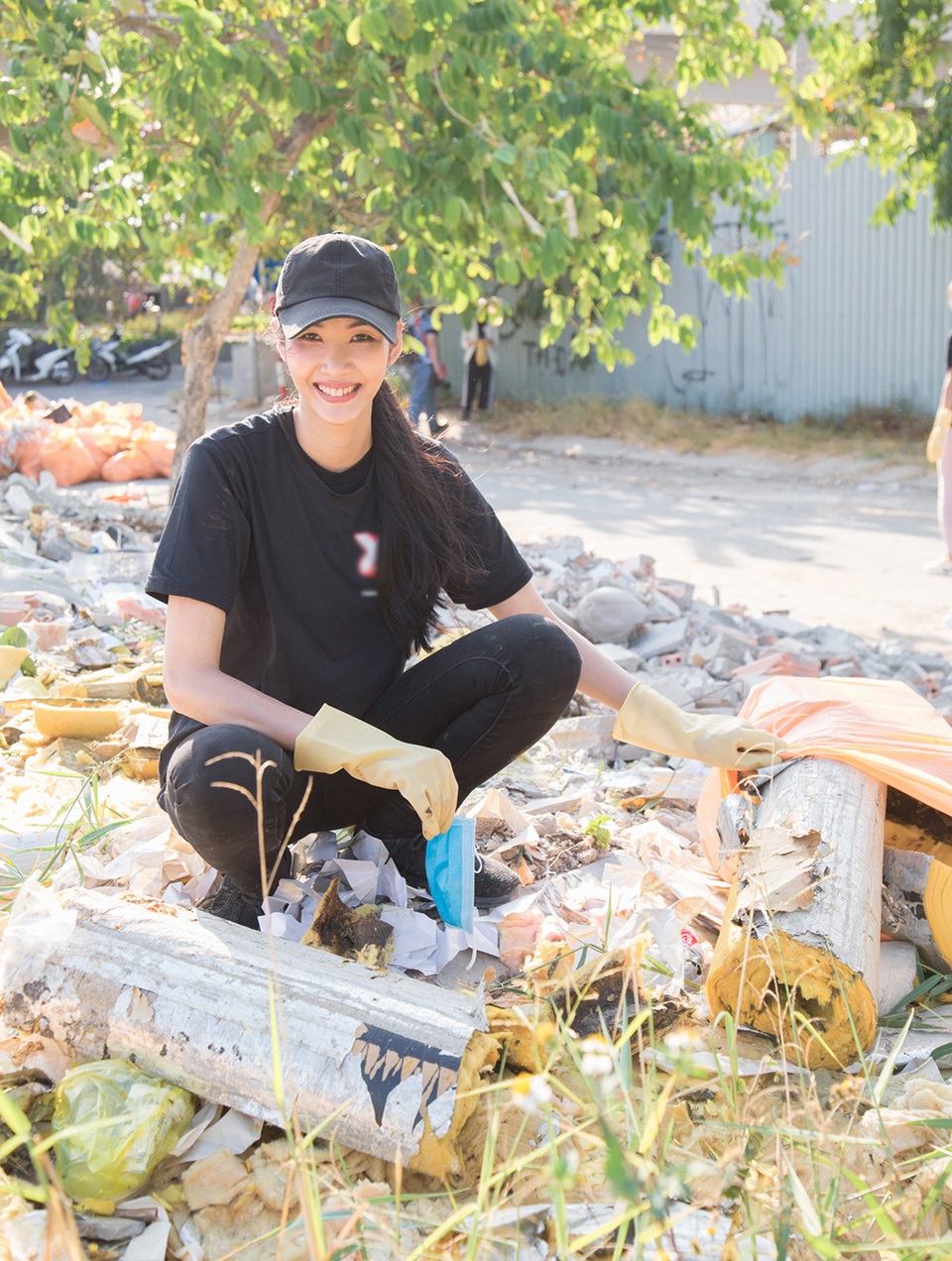 Top 3 Hoa hậu Hoàn Vũ hào hứng tham gia thử thách dọn rác - 7 Top 3 Hoa hậu Hoàn Vũ hào hứng tham gia thử thách dọn rác - 7