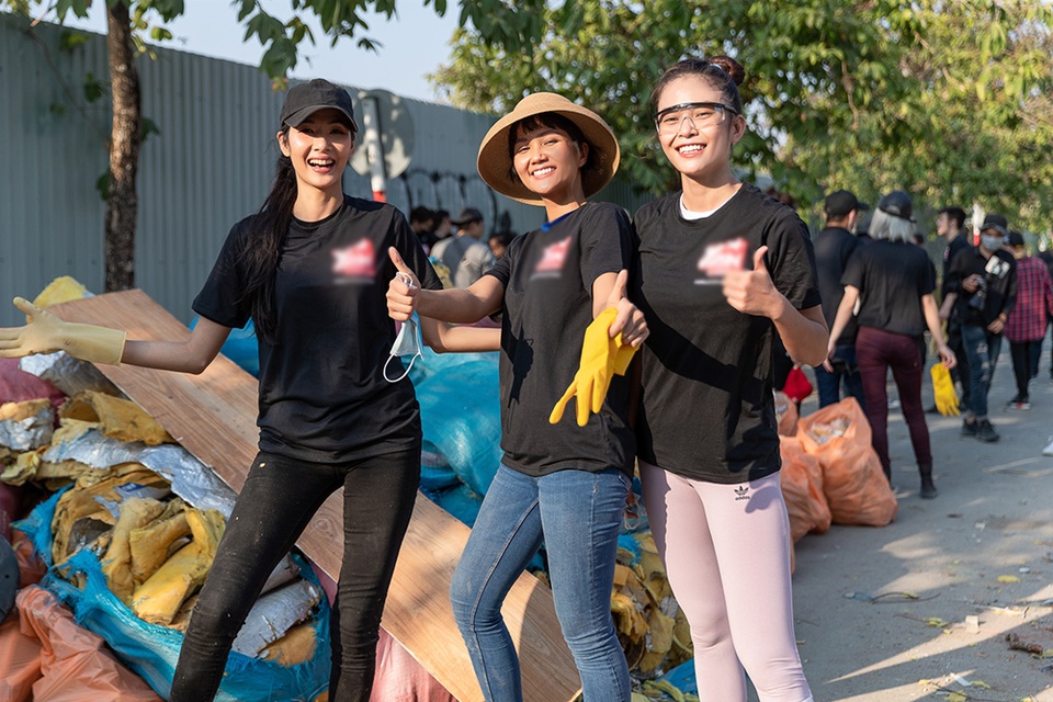 Top 3 Hoa hậu Hoàn Vũ hào hứng tham gia thử thách dọn rác - 2 Top 3 Hoa hậu Hoàn Vũ hào hứng tham gia thử thách dọn rác - 2